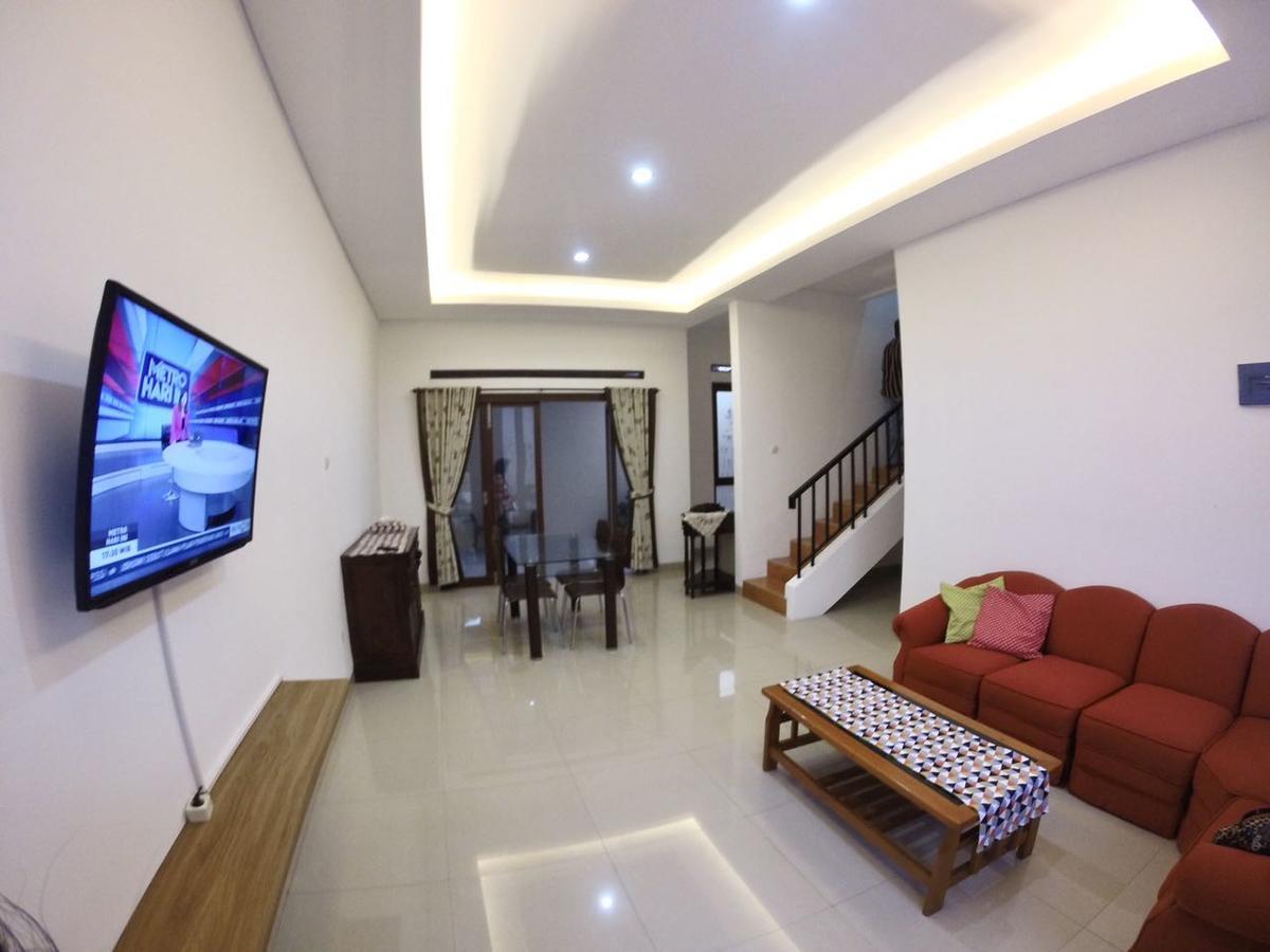 Padma Laguna Guesthouse Baturetno Ngoại thất bức ảnh
