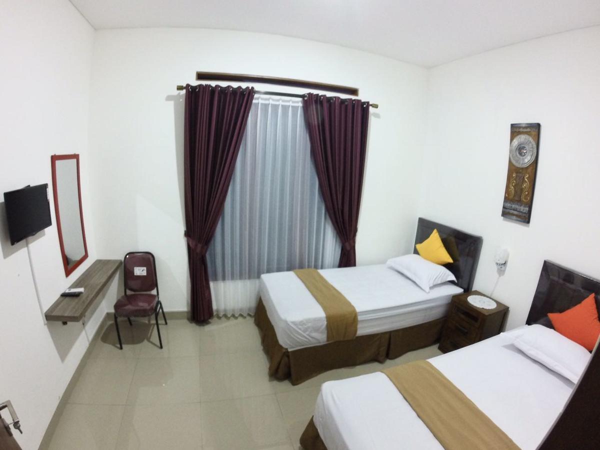 Padma Laguna Guesthouse Baturetno Ngoại thất bức ảnh